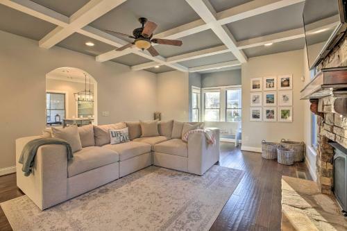 Spacious Lakefront Home With Screened-in Porch!