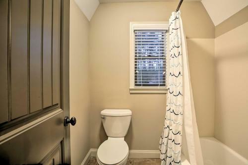 Spacious Lakefront Home With Screened-in Porch!
