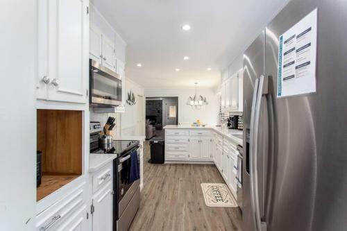 Lakefront Home-2car Garage-tvs-luxury Master Suite