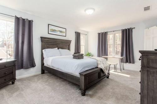 Lakefront Home-2car Garage-tvs-luxury Master Suite
