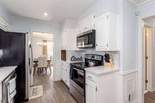 Lakefront Home-2car Garage-tvs-luxury Master Suite