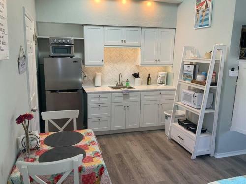 Cozy Cottage On Mad Beach - Newly Renovated!!