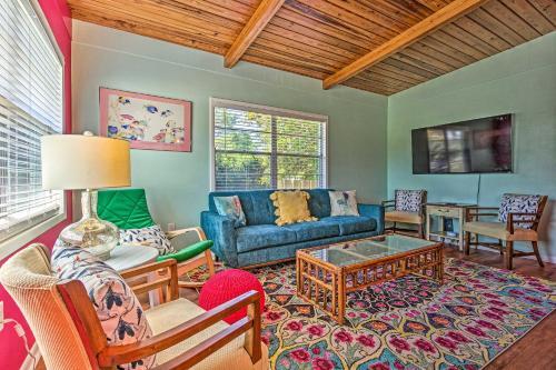 Vibrant Pcb Abode With Patio Walk To The Beach