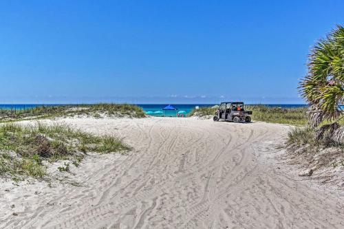 Vibrant Pcb Abode With Patio Walk To The Beach