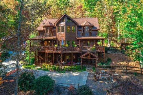 Christmas Lodge-secluded Near Downtown Blue Ridge