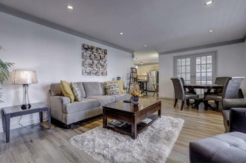 Modern 2 Bed 2 Bath In Downtown Atlanta Sleeps 6