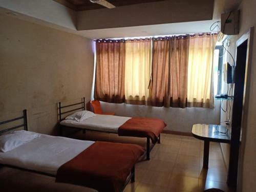 Hotel Meena Lodge, Solapur