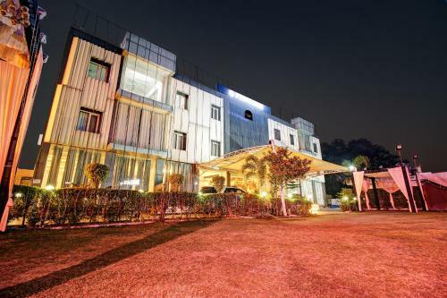 Townhouse Oak 46940 Hotel Vrindavan