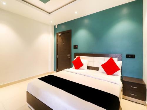 Capital O 65555 Dera Bassi Hotel