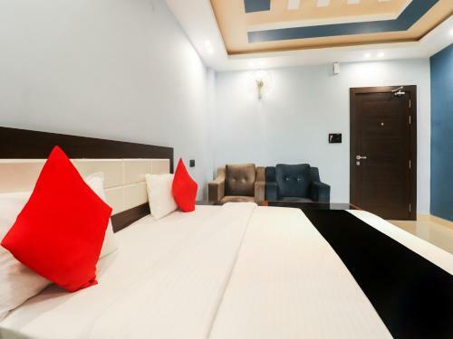 Capital O 65555 Dera Bassi Hotel