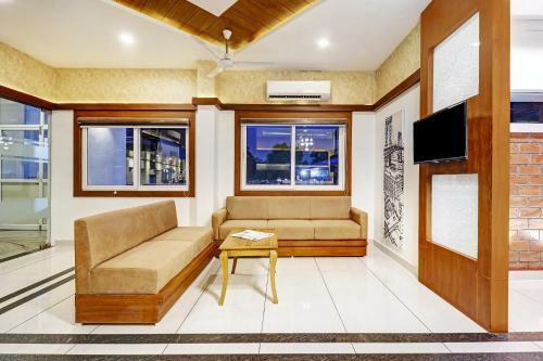 Hotel Townhouse Oak Sharoz Residency