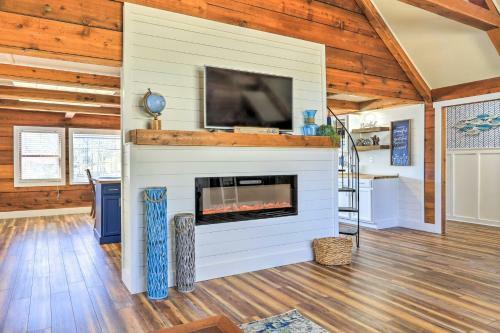 Lakefront Cottage With Boat Slip And Sun Deck!