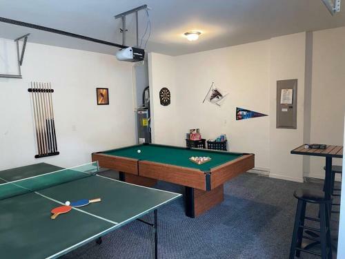 Luxury & Spacious Getaway W/king Bed & Pool Table