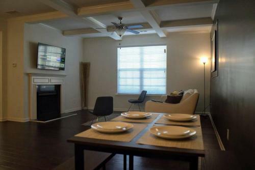 Luxury & Spacious Getaway W/king Bed & Pool Table