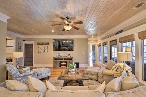 Spacious Lake Hartwell Home With Dock And Views!
