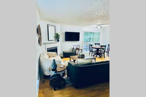 Cozy Chic Hideaway ( 4 Bedroom Townhome)