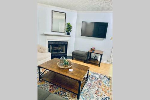Cozy Chic Hideaway ( 4 Bedroom Townhome)