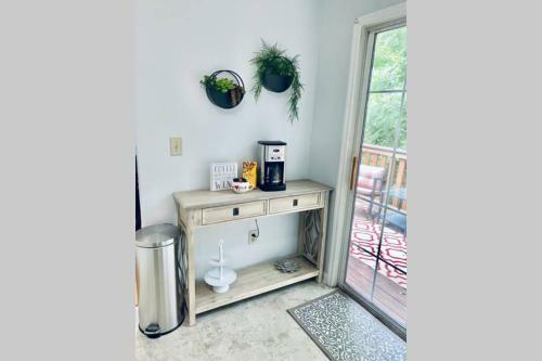 Cozy Chic Hideaway ( 4 Bedroom Townhome)