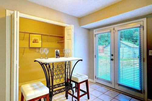 Villa Kennesaw Oasis -private Pool Comfy 4bdr Sleeps 14+
