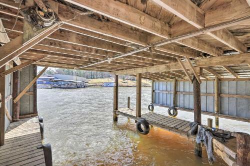 Lake Sinclair Cottage With Deck And Boat Dock!