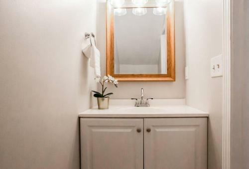 Modern + Cozy Townhome - Minutes To Avalon W/king