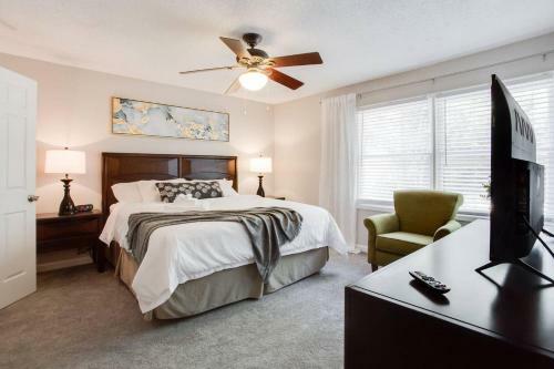 Modern + Cozy Townhome - Minutes To Avalon W/king