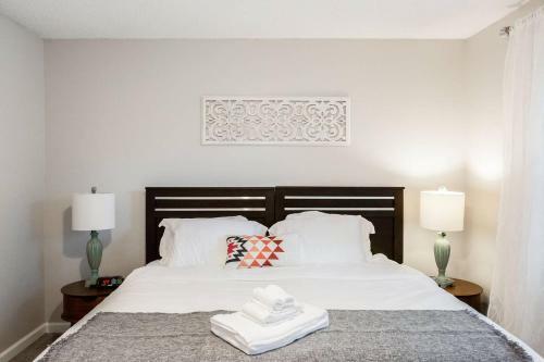 Modern + Cozy Townhome - Minutes To Avalon W/king