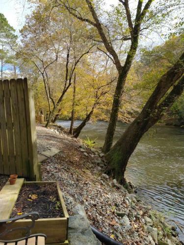 Romantic Riverfront Cabin In Gated Resort Community Elllijay, Ga