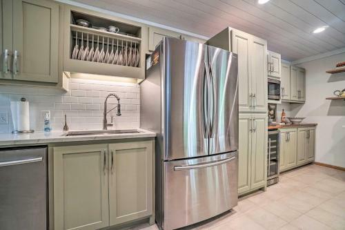 Cozy Cabin With Deck 4 Mi To Dining And Hiking!