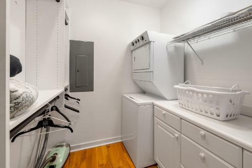 3 Bedroom 3 Bath House On Broadway St