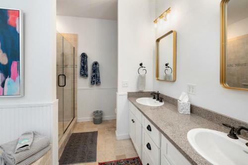 3 Bedroom 3 Bath House On Broadway St