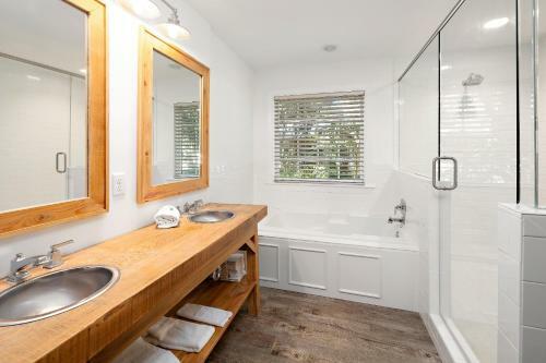 Village Area - 2 Bed - 2 Bath Cottage - Pup Friendly!
