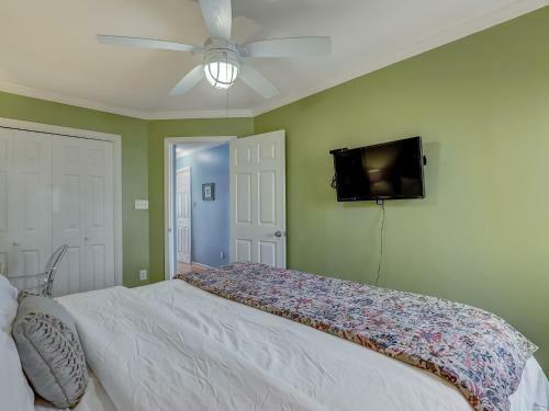 Ocean Views, Steps To Beach, Heated Pool Access! By Southern Belle Tybee