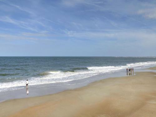 Ocean Views, Steps To Beach, Heated Pool Access! By Southern Belle Tybee