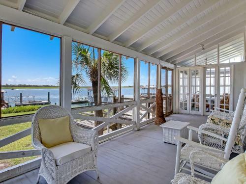 Large Tybee Beach Home On Back River With Private Dock Heated Pool Access!