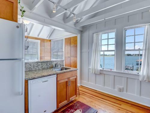 Large Tybee Beach Home On Back River With Private Dock Heated Pool Access!