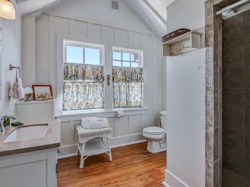Large Tybee Beach Home On Back River With Private Dock Heated Pool Access!