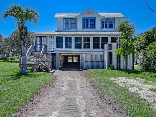 Large Tybee Beach Home On Back River With Private Dock Heated Pool Access!