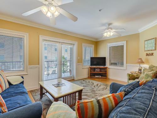 New Listing! Pool Views, Steps To Beach, Restaurants, Shopping & More!