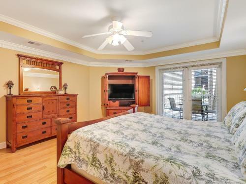 New Listing! Pool Views, Steps To Beach, Restaurants, Shopping & More!