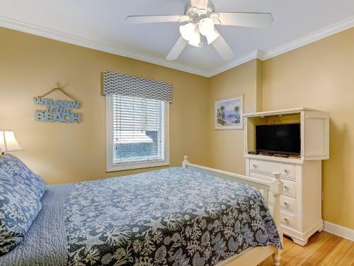 New Listing! Pool Views, Steps To Beach, Restaurants, Shopping & More!