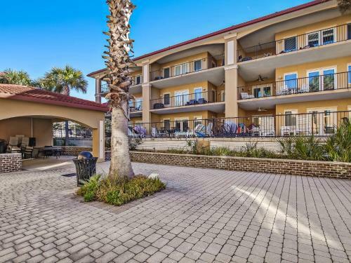 New Listing! Pool Views, Steps To Beach, Restaurants, Shopping & More!