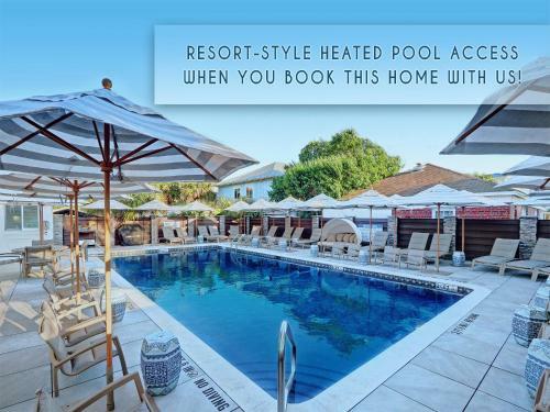 New Listing! Pool Views, Steps To Beach, Restaurants, Shopping & More!