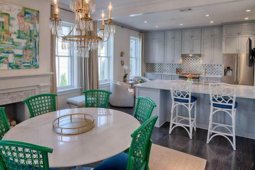 Chateau On Charlton By Lucky Savannah