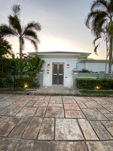 Brand New Pool Villa / 4br 8-10 Persons