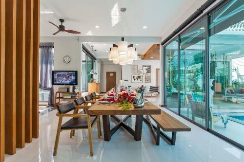 Stylish 2-villa Combination By Hi At Home