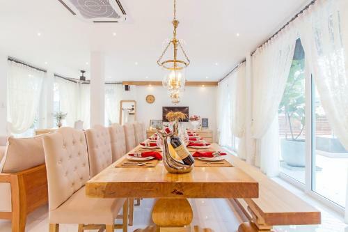 Stylish 2-villa Combination By Hi At Home