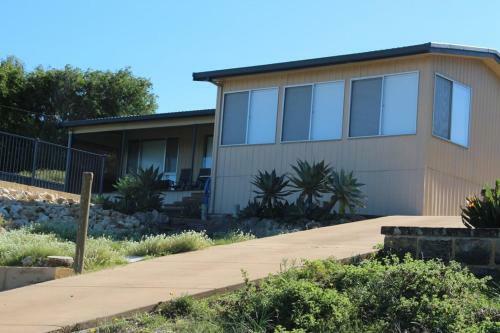 The Beach Shack - Ocean Views, Close To The Beach