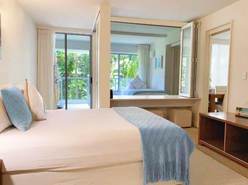 Palm Cove Beachside Apartment - Pool And Garden View