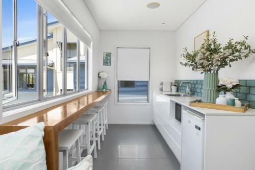 5 Bedroom Beachside Entertainer By Uholiday